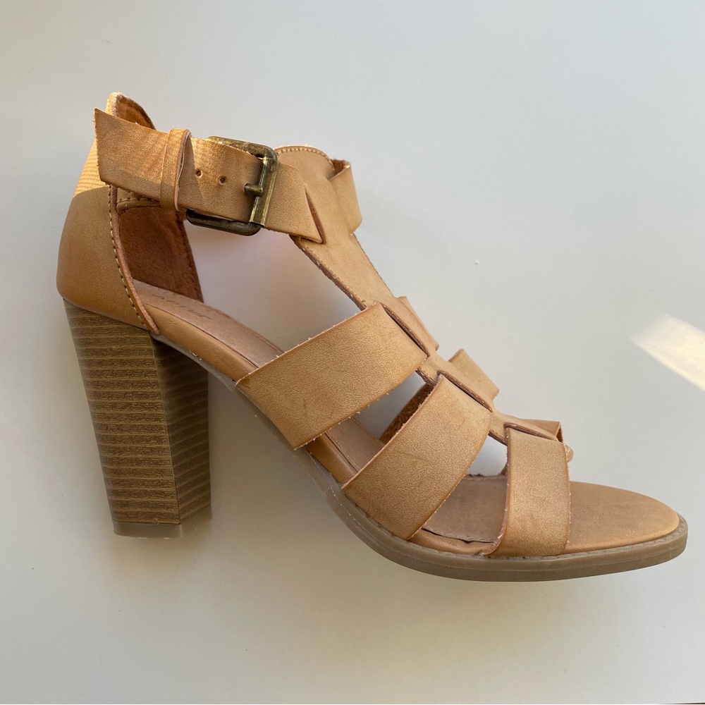 Apt. 9 Tan Strappy Buckled Sandals Chunky 3.5 Inch Heel Women’s Size 8M Neutral